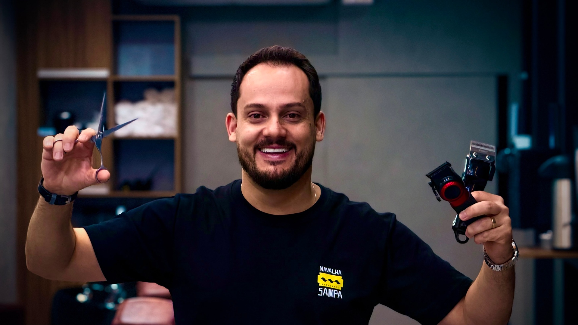 Jair Badia com ferramentas profissionais de barbeiro