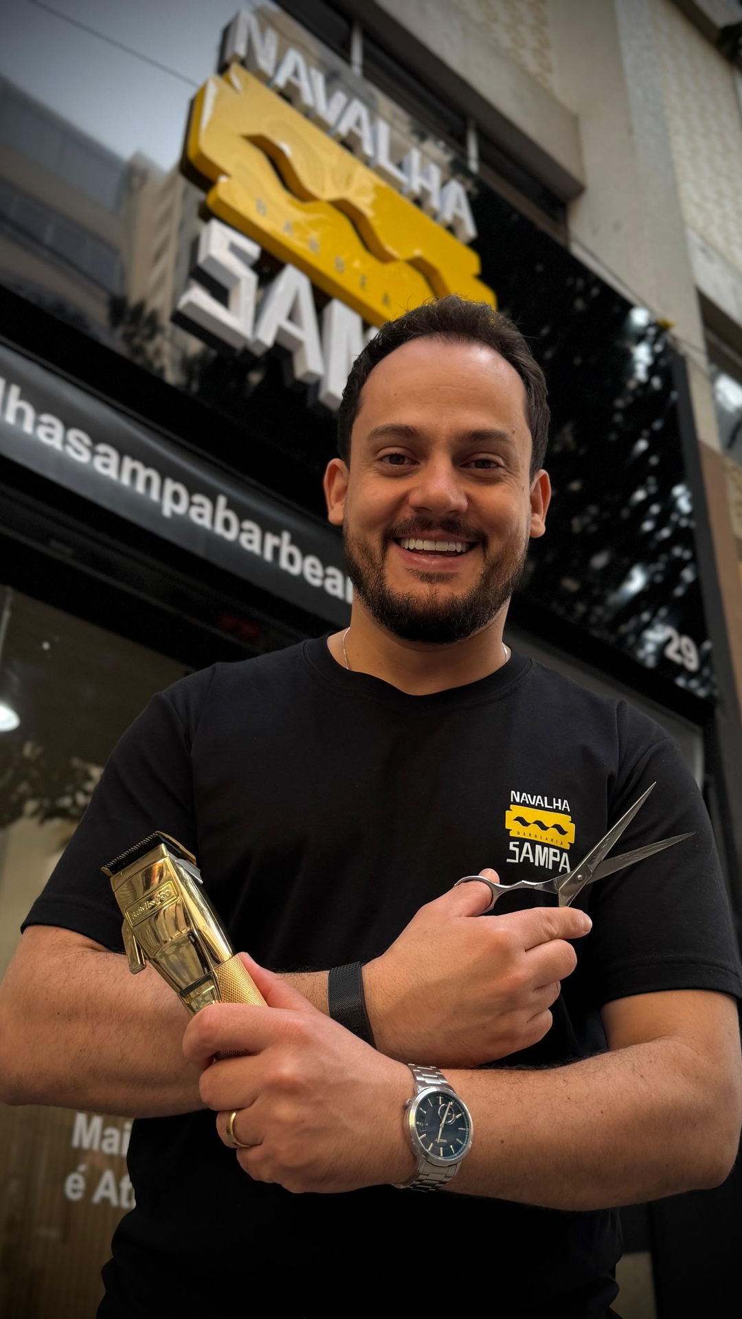 Jair Badia em frente à Navalha Sampa Barbearia